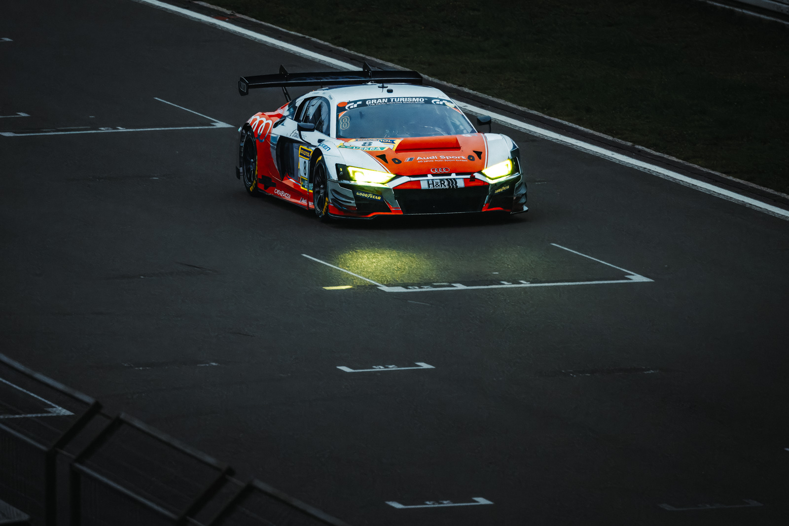 Chris | Nürburgring NSL10 Audi R8 auf der Start-Ziel-Geraden